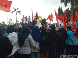 Massa Buruh Jepara Masih Bertahan di Kantor Bupati, Sempat Saling Dorong Massa Buruh Jepara Masih Bertahan di Kantor Bupati, Sempat Saling Dorong