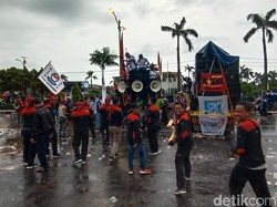 Momen Ribuan Buruh di Jepara Demo, Protes Usulan Kenaikan UMK yang Kecil