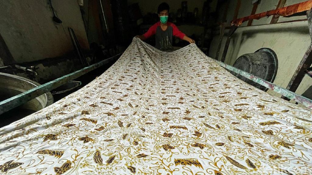 Melihat Batik Unik Khas Sumbar yang Terbuat dari Tanah Liat Melihat Batik Unik Khas Sumbar yang Terbuat dari Tanah Liat