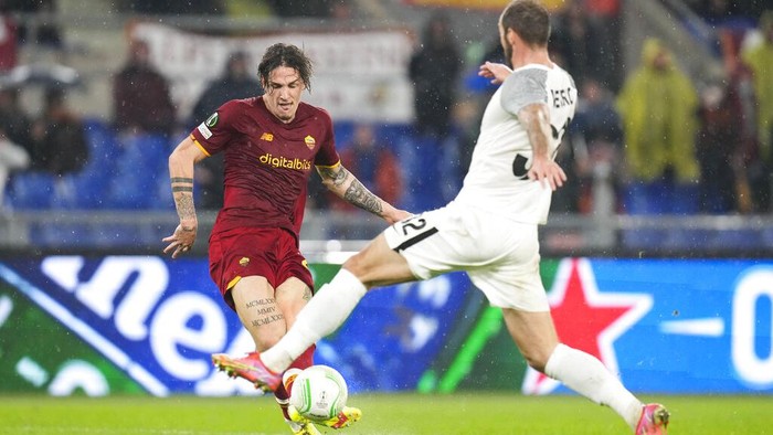 Romas Nicolo Zaniolo, left, and Zorya Luhansks Maxym Imerekov compete for the ball during the Europa conference league group C soccer match between Roma and Zorya Luhansk at Romes Olympic Stadium, Thursday, Nov. 25, 2021. (AP Photo/Gregorio Borgia)