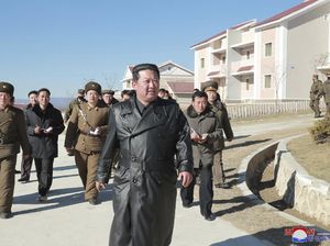 Warga Korea Utara Dilarang Tiru Gaya Khas Kim Jong Un Pakai Jaket Kulit Warga Korea Utara Dilarang Tiru Gaya Khas Kim Jong Un Pakai Jaket Kulit