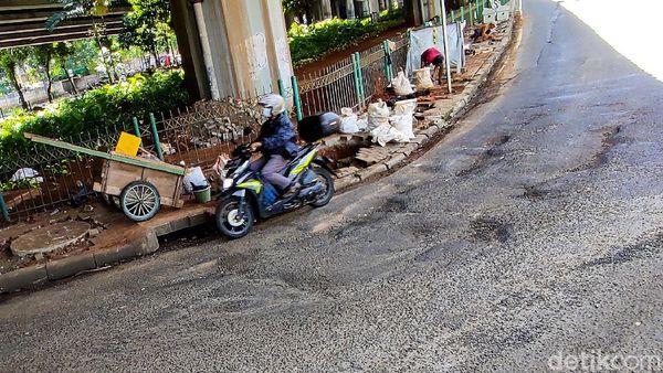 Pelan-pelan Gaes, Jalan Putaran Balik Lebak Bulus Berlubang