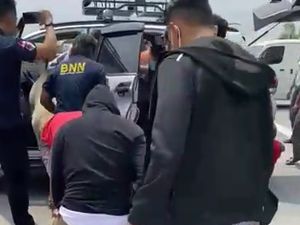 Penangkapan Bandar di Tol Surabaya, 3 Kg Narkoba Disita Penangkapan Bandar di Tol Surabaya, 3 Kg Narkoba Disita