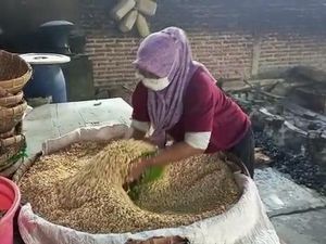 Harga Kedelai Ngegas, Produsen Tempe Mulai Ketar-ketir Harga Kedelai Ngegas, Produsen Tempe Mulai Ketar-ketir
