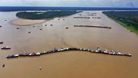 Ratusan Penambang Emas Ilegal Keruk Anak Sungai Amazon