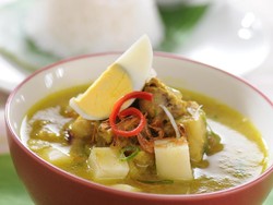 Resep Soto Sumenep yang Gurih Kuahnya Ditambah Sambal Kacang