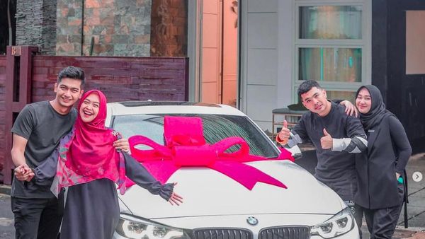 Tangis Haru Ria Ricis dan Teuku Ryan Dapat BMW dari Sahabat
