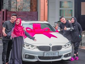 Tangis Haru Ria Ricis dan Teuku Ryan Dapat BMW dari Sahabat