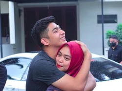 Oki Setiana Dewi Tolak Komentar Soal Isu Ria Ricis Hamil