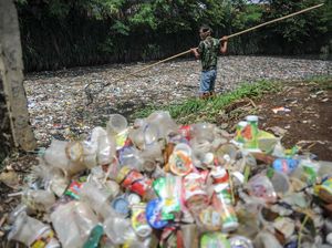 Tolong! Tumpukan Sampah di Sungai Bojong Citepus Bikin Bau