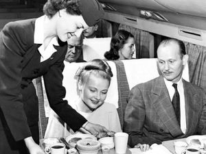 10 Potret Jadul Penyajian Makanan di Pesawat, Apa Saja Ya Menunya?