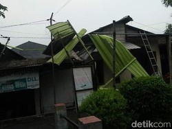 Hujan Disertai Angin Kencang Rusak 17 Rumah Warga Sidoarjo