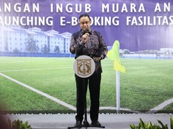Anies Bangun 5 Lapangan Bola Standar FIFA di Tengah Kampung, Semuanya Gratis