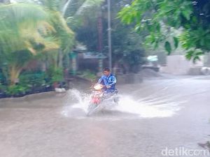 Parah! Jalan di Madiun Ini Selalu Banjir Saat Hujan Turun