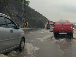 Tol JORR Arah Serpong Macet Tergenang Air, Ini Risikonya Mobil Terobos Banjir