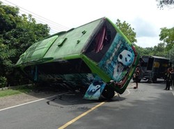 Bus Restu Muat 25 Penumpang Terguling di Madiun Setelah Tabrak Motor