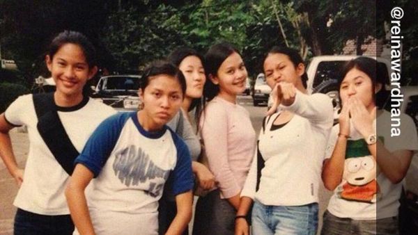 7 Potret Jadul Dian Sastrowardoyo saat Masih SMA, Wajahnya Bikin Pangling