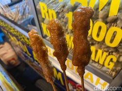 Duh! Orang Ini Nekat Cuci Sempol yang Berjamur untuk Dimakan