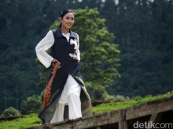 Unik! Seperti Ini Fashion Show di Tengah Perkebunan Teh di Bandung