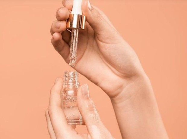 Ilustrasi menggunakan skincare/Pinterest.com/Malikah Kelly