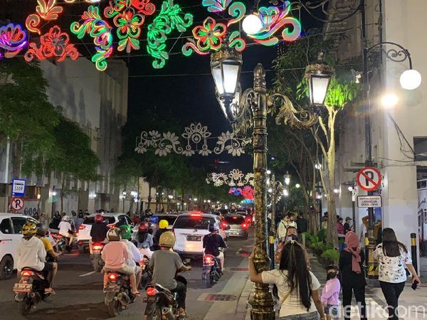 Jadi Kawasan Wisata, Jalan Tunjungan Dipadati Warga Surabaya