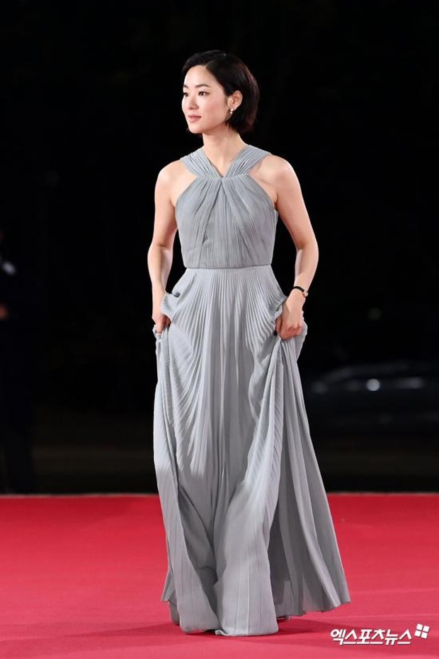 Jeon Yeo Bin di red carpet Blue Dragon Film Awards ke-42 tahun 2021