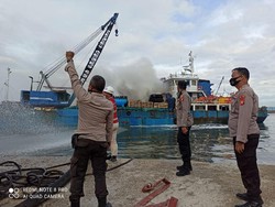 Kapal KM Bandar Lestari Terbakar di Dermaga Pelabuhan Sunda Kelapa Jakut