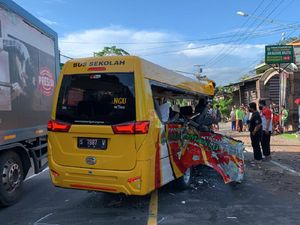 Mobil Rombongan Santri Ditabrak Truk, 4 Orang Meninggal