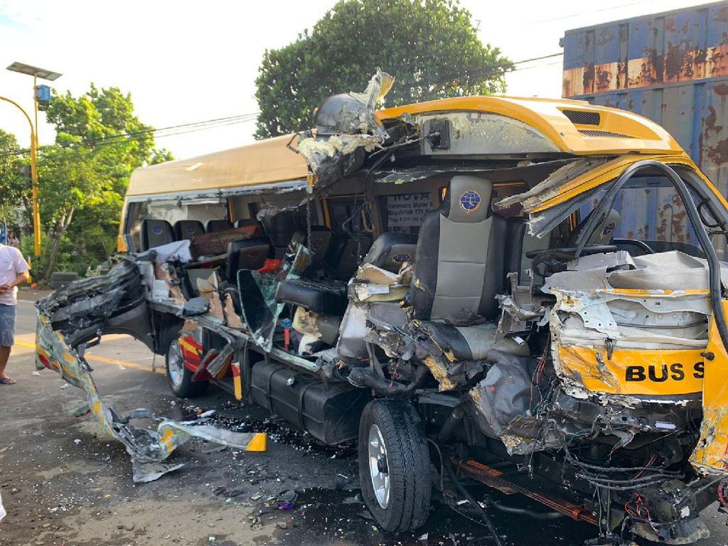Tragedi 4 Orang Tewas Saat Mobil Rombongan Santri Ditabrak Truk di Kediri