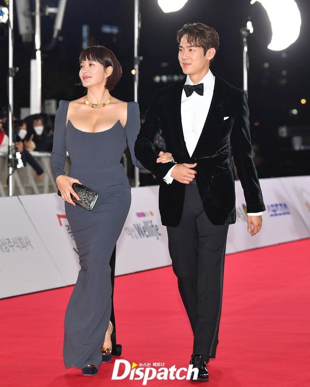 Kim Hye Soo dan Yoo Yeon Seok di red carpet Blue Dragon Film Awards ke-42 tahun 2021