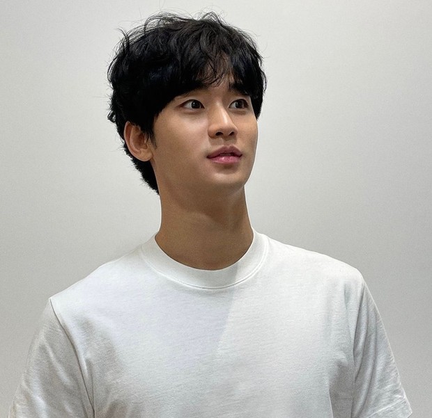 Dalam film Secretly Greatly, ia berperan sebagai Woo Ryu Hwan, tentara khusus Korea Utara yang dikirim menjadi mata-mata ke Korea Selatan.