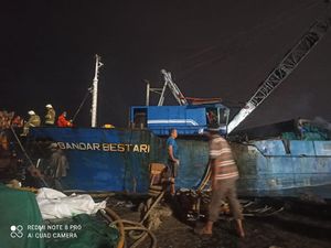 Kebakaran Kapal di Pelabuhan Sunda Kelapa Sudah Padam, Muatan Diturunkan