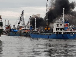 KM Bandar Lestari Terbakar di Pelabuhan Sunda Kelapa Bawa 500 Ton Semen-2 Mobil