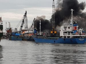 KM Bandar Lestari Terbakar di Pelabuhan Sunda Kelapa Bawa 500 Ton Semen-2 Mobil KM Bandar Lestari Terbakar di Pelabuhan Sunda Kelapa Bawa 500 Ton Semen-2 Mobil