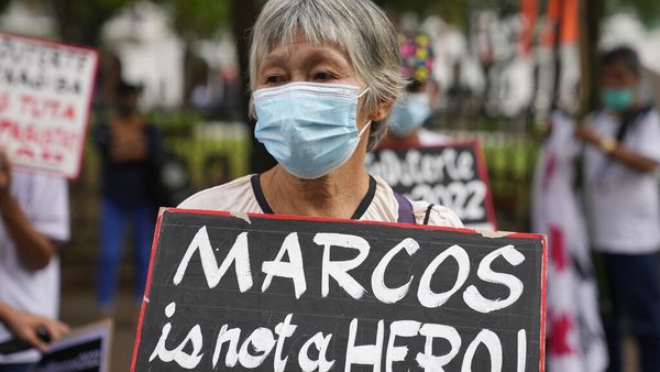 Pendemo Tolak Pencapresan Putra Diktator Ferdinand Marcos