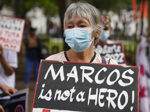 Pendemo Tolak Pencapresan Putra Diktator Ferdinand Marcos