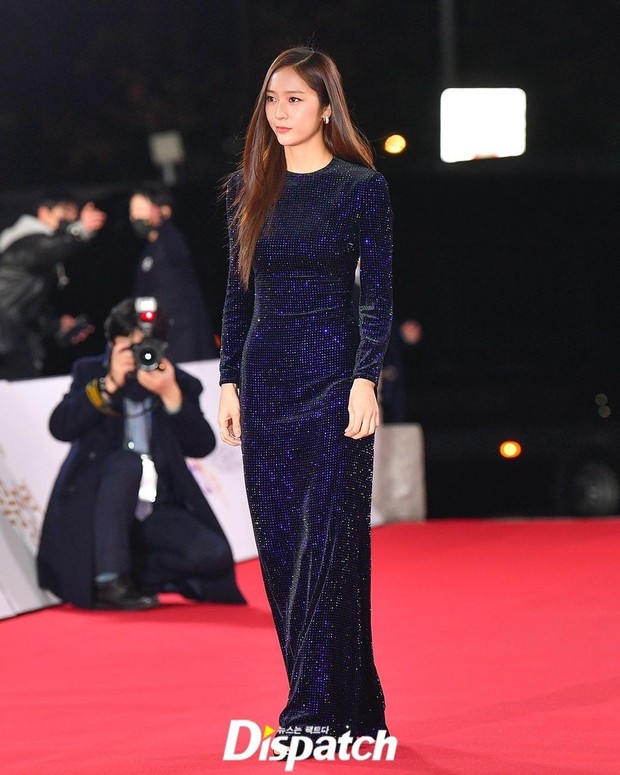Krystal di red carpet Blue Dragon Film Awards ke-42 tahun 2021