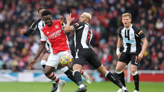 LONDON, ENGLAND - NOVEMBER 27: Bukayo Saka of Arsenal battles for possession with Joelinton of Newcastle United during the Premier League match between Arsenal and Newcastle United at Emirates Stadium on November 27, 2021 in London, England. (Photo by Richard Heathcote/Getty Images)