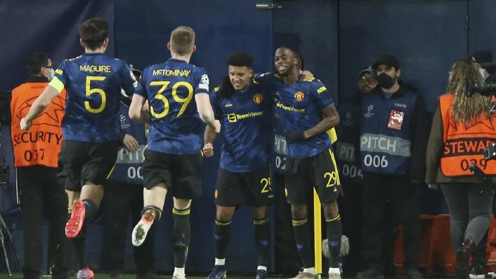 Manchester Uniteds Jadon Sancho, 3rd left, celebrates with team mates after scoring his sides second goal during a Group F Champions League soccer match between Villarreal and Manchester United at the Ceramica stadium in Villarreal, Spain, Tuesday, Nov. 23, 2021. (AP Photo/Alberto Saiz)