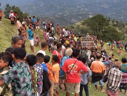 Momen Gotong Royong Warga NTT Bawa Patung Jokowi ke Gunung Sunu