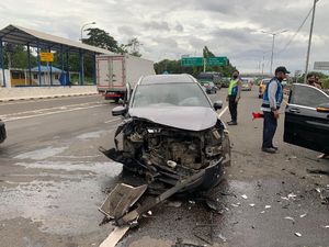Keluarga Tanggung Kerusakan Imbas Mercy Lawan Arah di Tol JORR Bak GTA Keluarga Tanggung Kerusakan Imbas Mercy Lawan Arah di Tol JORR Bak GTA