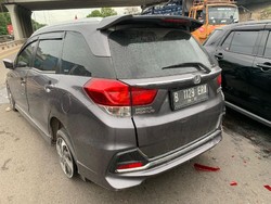Mercy Lawan Arah-Tabrak 2 Mobil di Tol JORR, Seorang Pengemudi Terluka