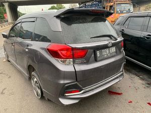 Mercy Lawan Arah-Tabrak 2 Mobil di Tol JORR, Seorang Pengemudi Terluka Mercy Lawan Arah-Tabrak 2 Mobil di Tol JORR, Seorang Pengemudi Terluka