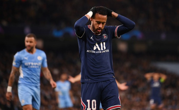 MANCHESTER, ENGLAND - NOVEMBER 24: Neymar of Paris Saint-Germain reacts after a missed chance during the UEFA Champions League group A match between Manchester City and Paris Saint-Germain at Etihad Stadium on November 24, 2021 in Manchester, England. (Photo by Laurence Griffiths/Getty Images)