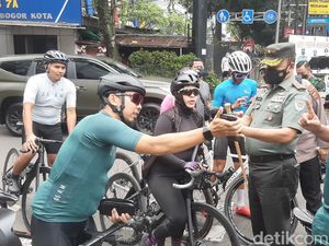 Satgas COVID Kota Bogor Razia Vaksinasi, Pejalan Kaki-Pesepeda Dicek Satgas COVID Kota Bogor Razia Vaksinasi, Pejalan Kaki-Pesepeda Dicek