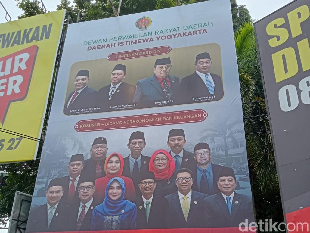Baliho Anggota DPRD Yogyakarta Mejeng di Jalan, Buat Apa?