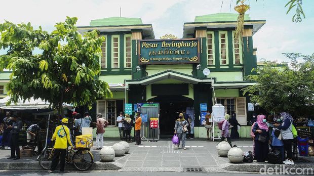 Pasar Beringharjo yang dulu ramai pemburu batik kini tampak lebih sepi. Para pedagang batik mulai rindu kedatangan wisatawan untuk memborong dagangan mereka. Bila traveler berkunjung ke Malioboro, Yogyakarta pasti tak asing dengan Pasar Beringharjo. Pasar ini termasuk salah satu spot legendaris yang sudah berdiri sejak 1758.