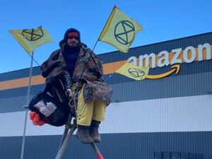 Gudang Raksasa Toko Online Diserbu, 31 Orang Ditangkap Gudang Raksasa Toko Online Diserbu, 31 Orang Ditangkap