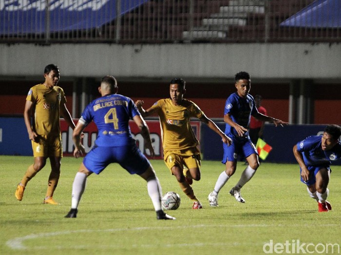 Pertandingan lanjutan BRI Liga 1 pekan ke-14, Bhayangkara FC melawan PSIS Semarang di Stadion Maguwoharjo, Sleman, Yogyakarta, Jumat (26/11/2021). Bhayangkara FC ditahan imbang tamunya PSIS Semarang dengan skor akhir 0-0.