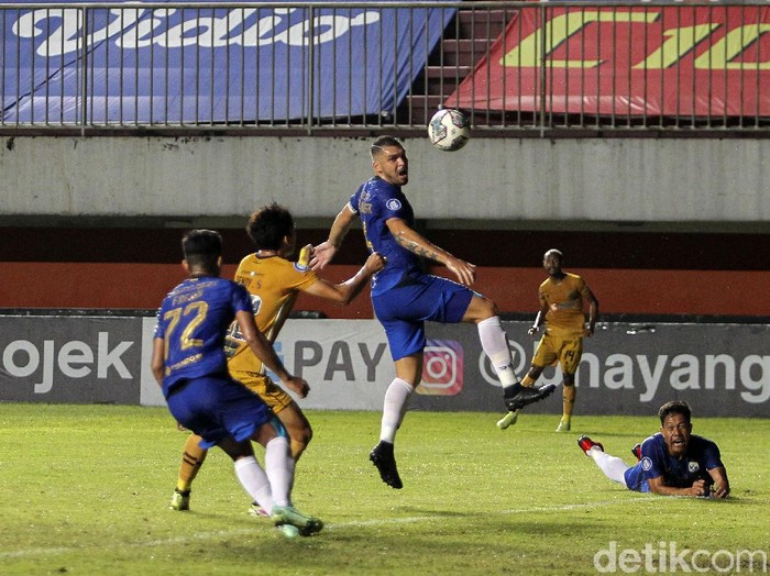 Pertandingan lanjutan BRI Liga 1 pekan ke-14, Bhayangkara FC melawan PSIS Semarang di Stadion Maguwoharjo, Sleman, Yogyakarta, Jumat (26/11/2021). Bhayangkara FC ditahan imbang tamunya PSIS Semarang dengan skor akhir 0-0.